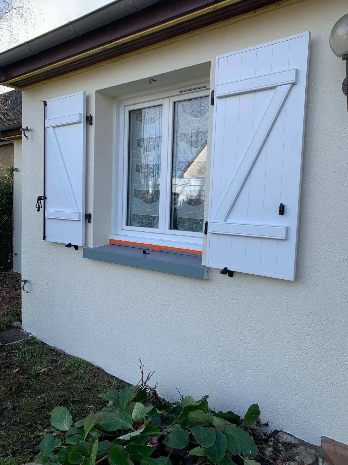 Fenêtre PVC avec volets battants blancs