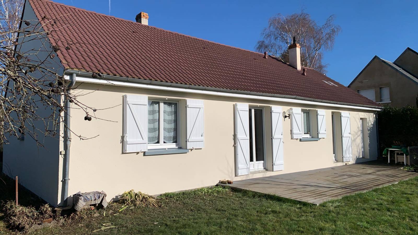Maison rénovée avec fenêtres et volets PVC