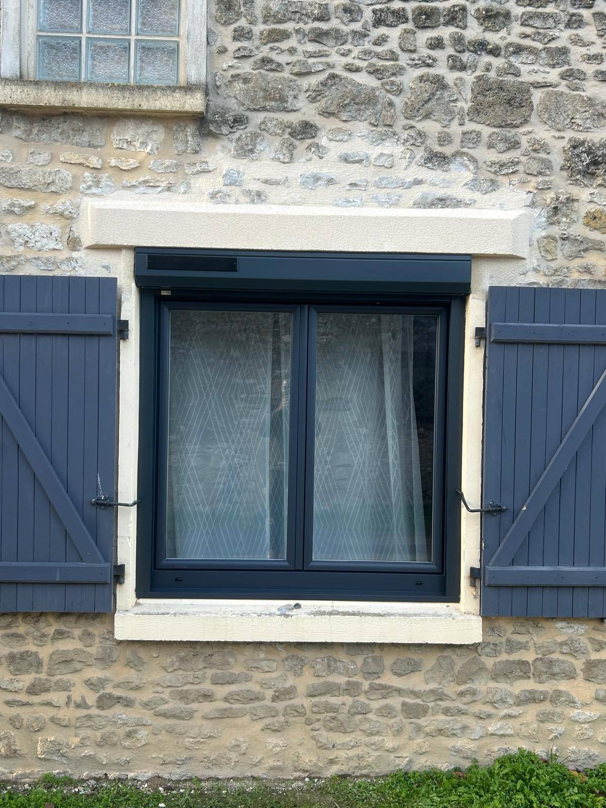 Fenêtre aluminium gris anthracite avec volets