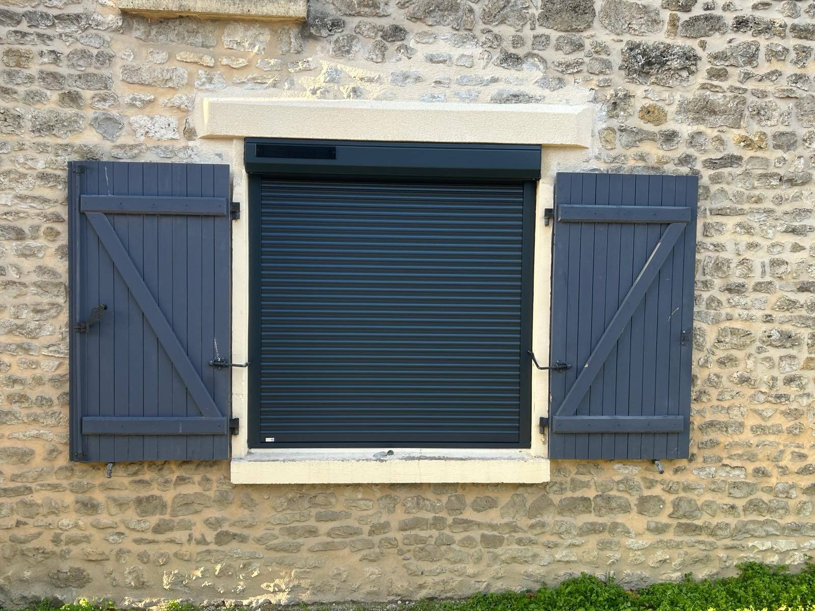 Fenêtre avec volet roulant gris anthracite