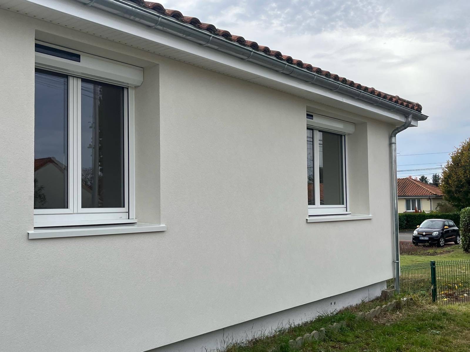 Fenêtres PVC blanches avec volets roulants