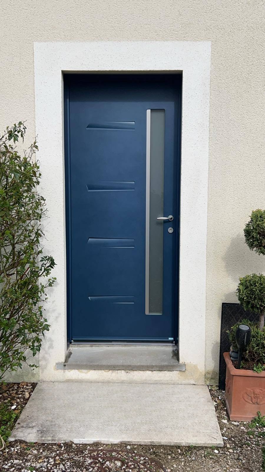 Porte d'entrée aluminium bleu avec vitrage vertical - Plein Jour