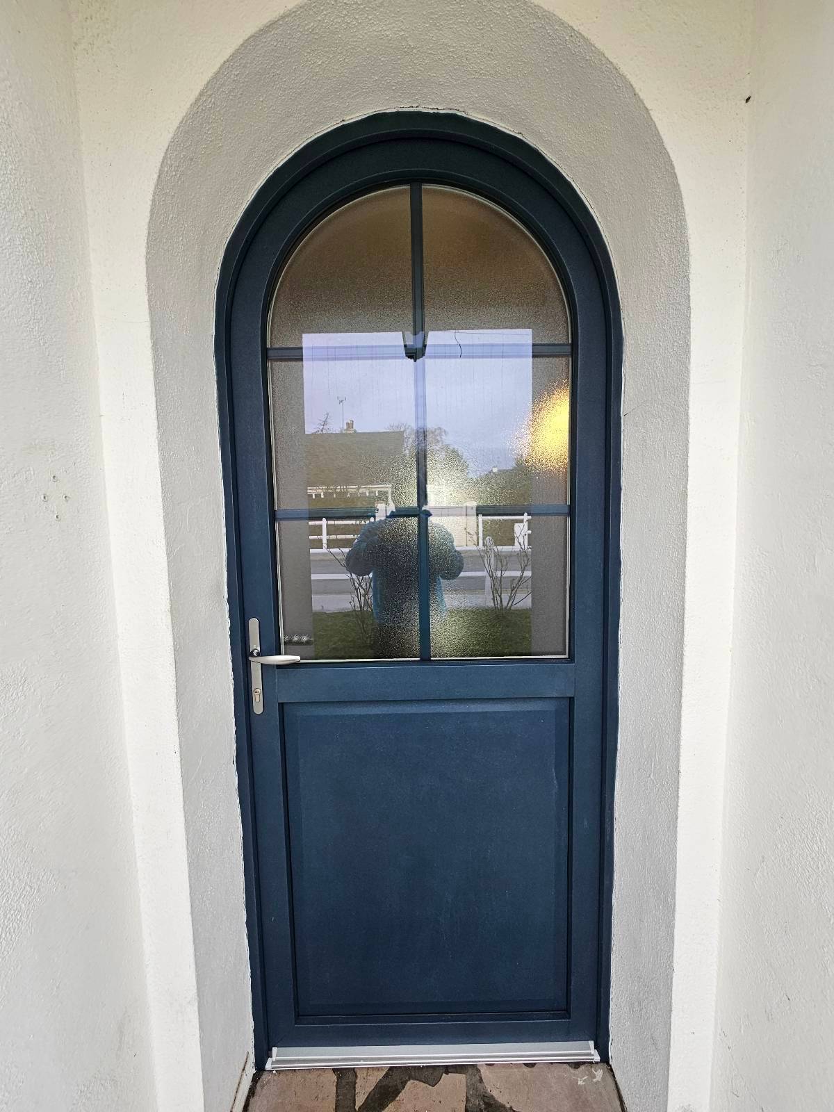 Porte d'entrée cintrée bleu avec vitrage - Plein Jour