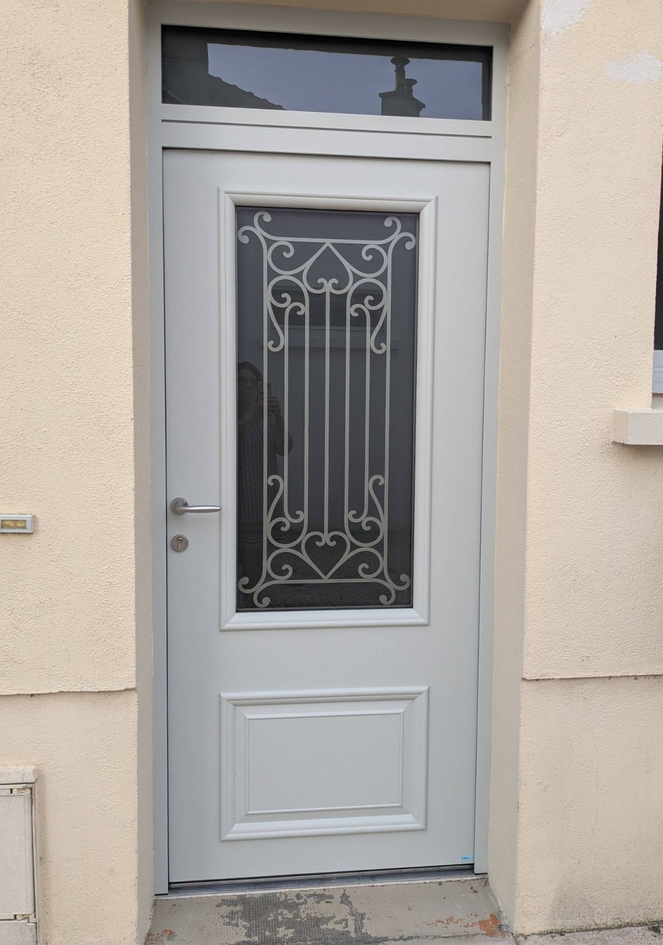Porte d'entrée PVC blanche avec vitrage fer forgé - Orléans