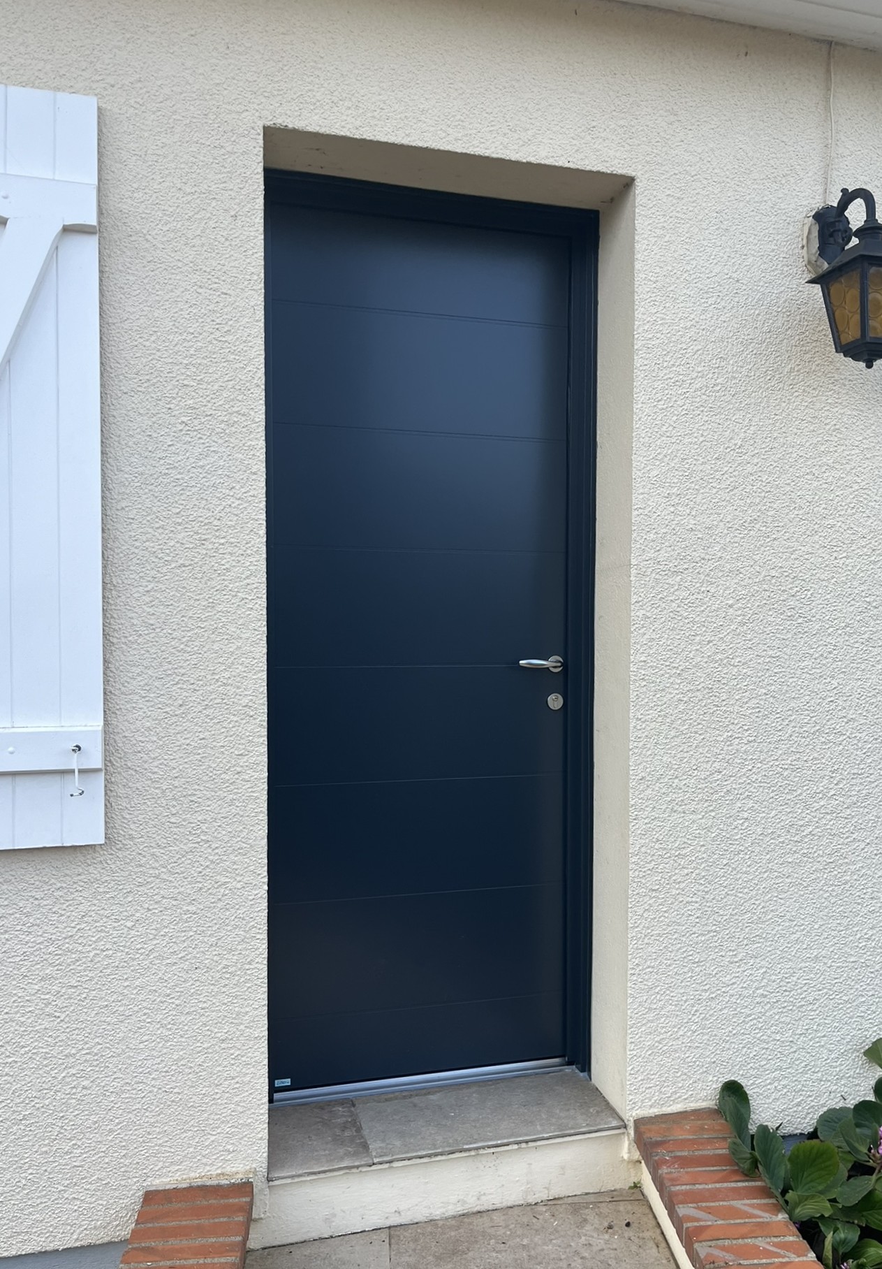 Porte d'entrée aluminium à Saran - Plein Jour