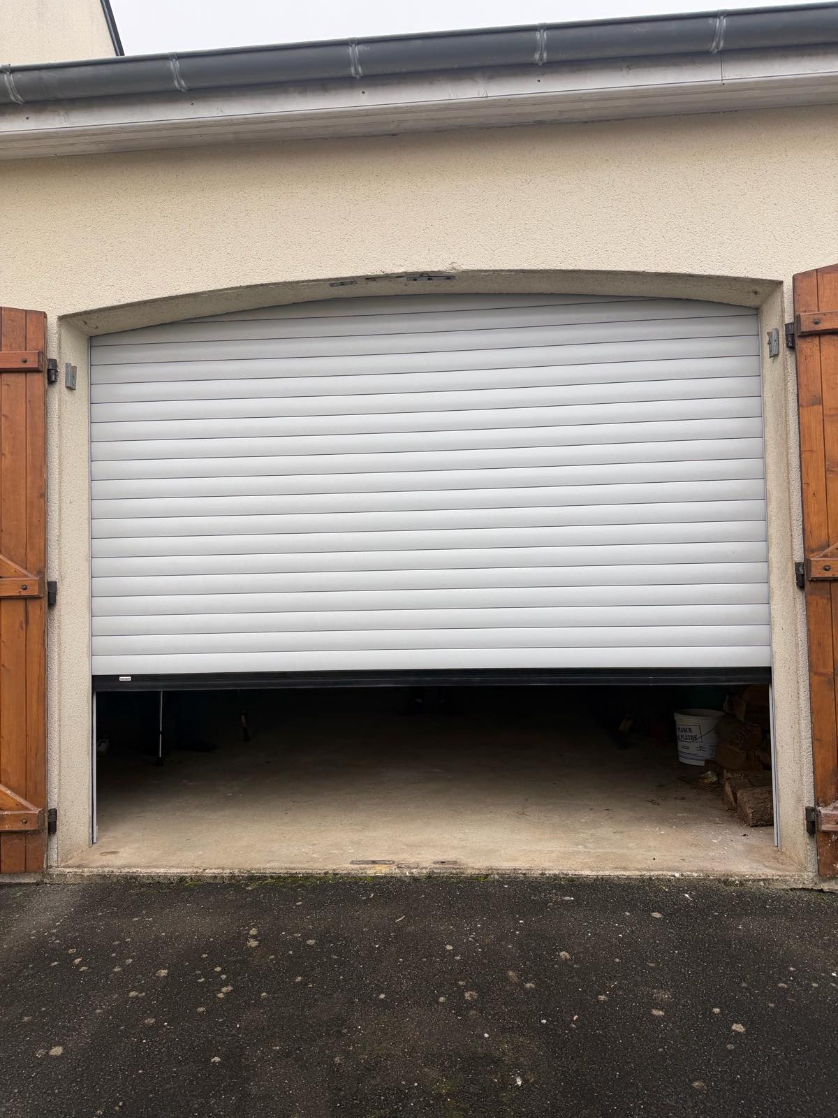 Porte de garage enroulable blanche - Plein Jour
