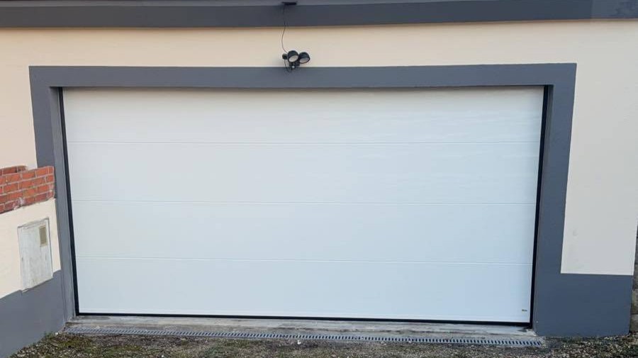 Porte de garage sectionnelle blanche avec encadrement gris - Plein Jour