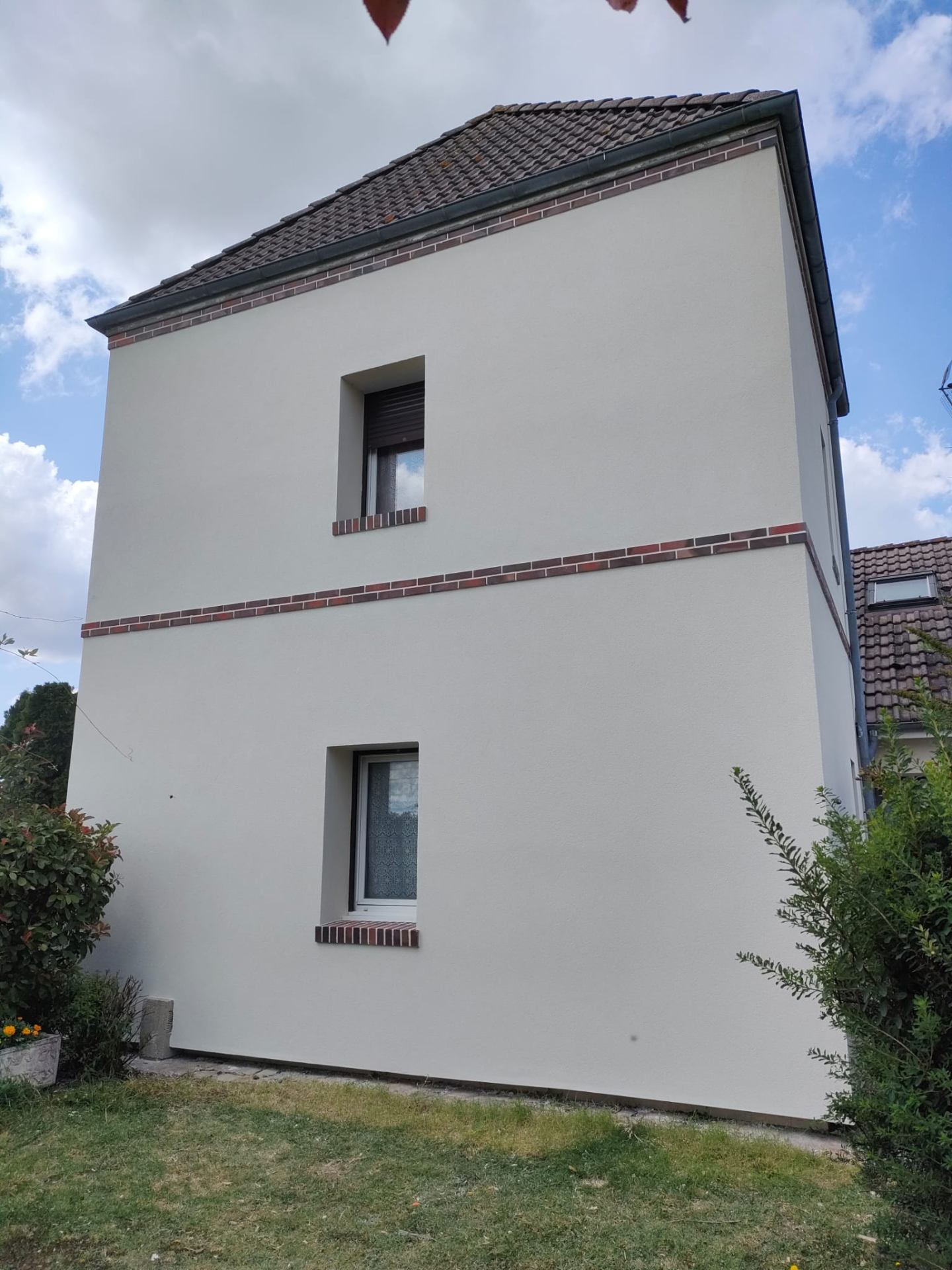 Ravalement façade avec décor briques - Plein Jour