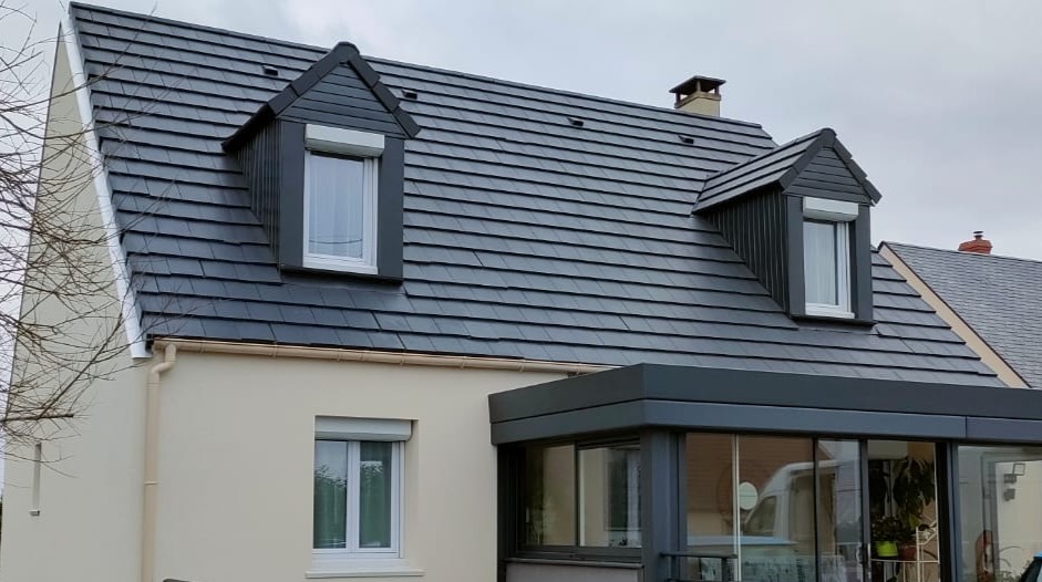 Toiture traitée maison avec lucarnes - Plein Jour
