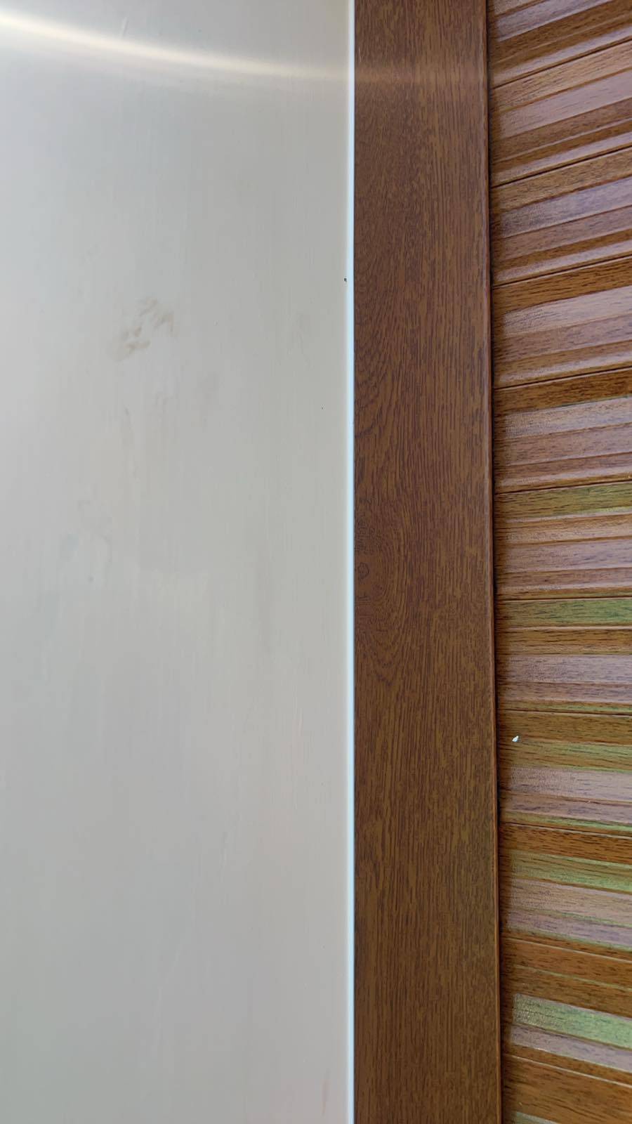 Détail finitions volet roulant bois - Plein Jour
