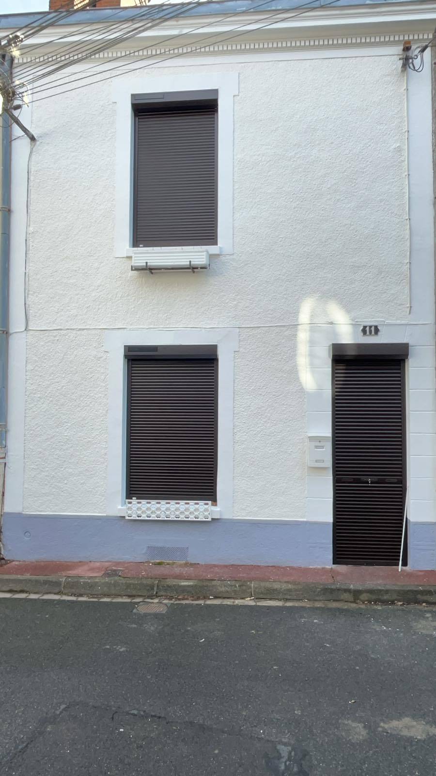 Volets roulants gris anthracite sur façade