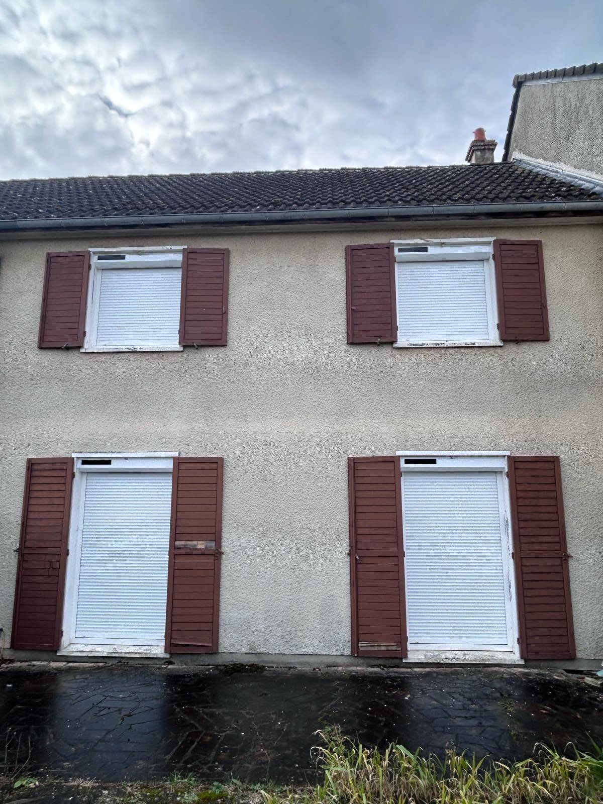 Volets roulants blancs avec battants