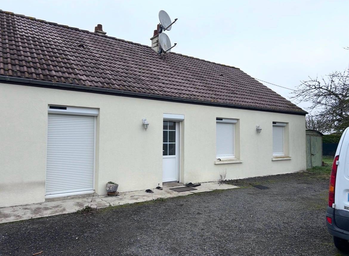 Volets roulants blancs maison de plain-pied