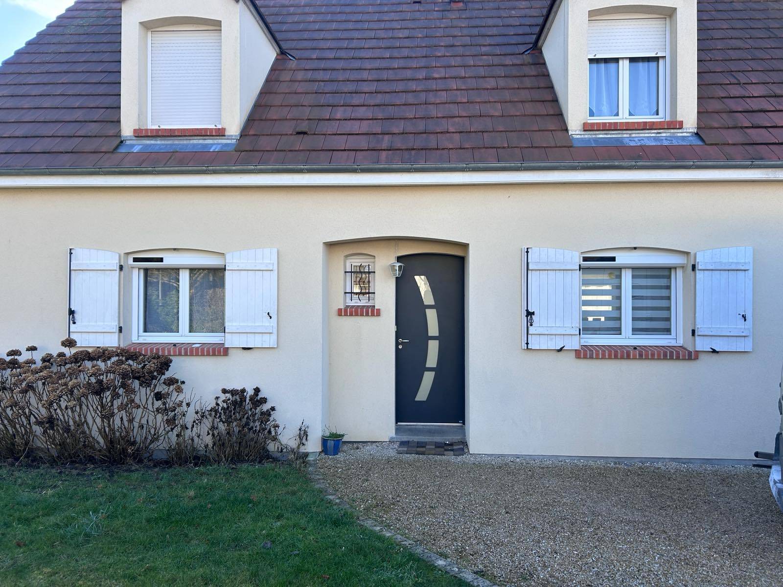 Volets roulants blancs avec porte d'entrée